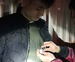 2 người đàn ông ngụy trang ma túy đá và heroin trong bao thuốc lá