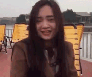 Cười vỡ bụng với cô gái trẻ gào khóc vật vã không cho bạn thân đi lấy chồng vì cả lũ 'chơi chưa đã'