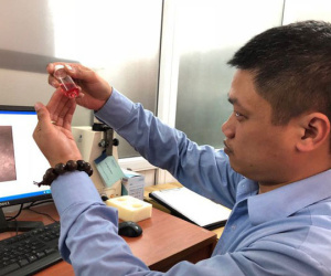 Ghép giác mạc của bé 7 tuổi cho 2 người