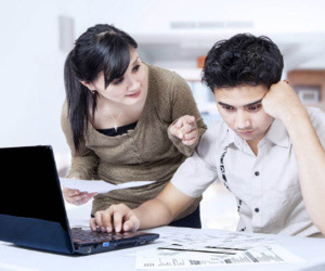 Những anh chồng học cao vẫn bị vợ 'dìm' vì lương thấp