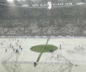 Trận của Juventus bị hoãn vì tuyết phủ trắng
