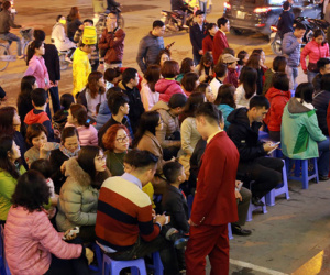 Xếp hàng đến đêm chờ mua vàng ngày Thần Tài