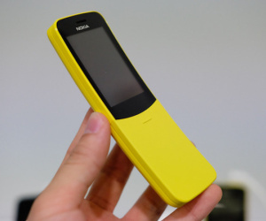 Ảnh thực tế 'điện thoại quả chuối' Nokia 8110