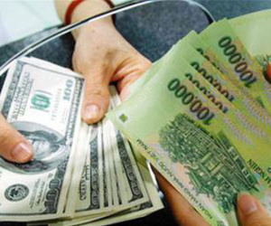 Bị bắt tại ngân hàng khi đổi 1000 tờ USD