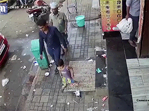 Đoạn video cảnh tỉnh nhiều bậc phụ huynh: Con 2 tuổi chơi trước cửa nhà, kẻ bắt cóc bế đi 'êm ru' mà không ai hay biết