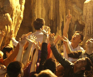 Đua nhau ngửa cổ, giơ tay hứng ‘nước thánh’ chùa Hương