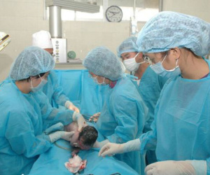 Hà Nội: Người phụ nữ 60 tuổi lập kỷ lục khi lần đầu sinh con nặng 2,6kg
