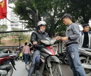 Loạn 'chặt chém' tiền gửi xe sau Tết