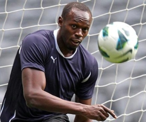 Usain Bolt ký hợp đồng bóng đá chuyên nghiệp