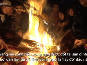Video: Đốt vàng mã lấy lửa cầu may ở Hà Nội