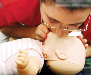 Bác sĩ khoa Nhi bày cách sơ cứu sặc sữa ở trẻ sơ sinh mẹ nào cũng cần biết