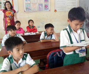 Bộ trưởng Giáo dục khen thưởng học sinh trả hơn 40 triệu đồng nhặt được