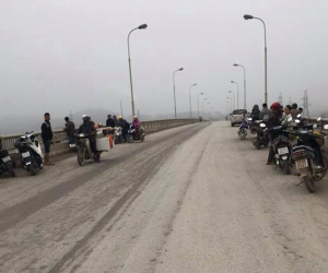 Đang trên đường đi học, nam sinh lớp 12 để lại cặp sách và xe máy rồi bất ngờ nhảy cầu tự tử