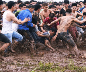 Hàng trăm thanh niên trai tráng lao vào giằng xé, giẫm đạp lên nhau để Cướp phết Hiền Quan lấy may