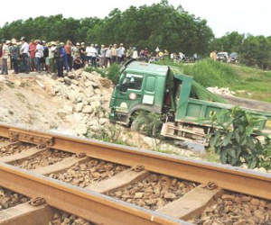 Ôtô tải bị tàu hỏa húc văng xuống ruộng, tài xế tử vong
