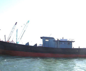 Tàu vỏ sắt có chữ Trung Quốc không người trôi trên biển Thừa Thiên - Huế
