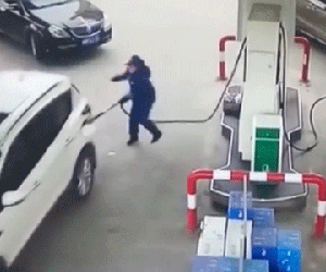 Video: Lái xe khi chưa kịp rút vòi bơm, nữ tài xế kéo đổ cả cây xăng