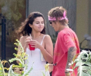Yêu Justin thật nhiều, Selena Gomez chuẩn bị quà sinh nhật tiền tỷ tặng cho bạn trai