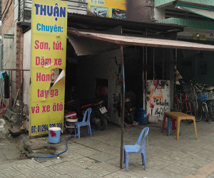 20 côn đồ ném bom xăng vào tiệm sơn, truy sát người dân