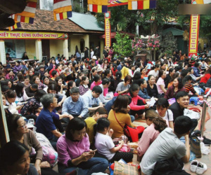 Chùa Phúc Khánh tổ chức lễ cầu an lớn nhất năm, hàng ngàn người dân Hà Nội mang cả đồ ăn đến nhận chỗ từ 11h trưa