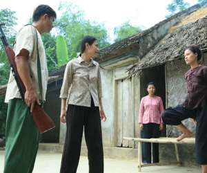 Phim Thương nhớ ở ai: Từ ồn ào trang phục không nội y đến việc diễn viên nữ đánh chửi nhau
