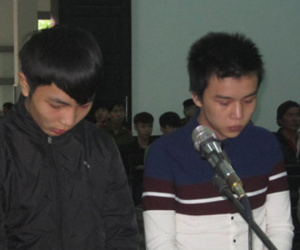 Thanh niên đâm chết người vì bạn gái cũ ôm 'trai lạ' ngủ