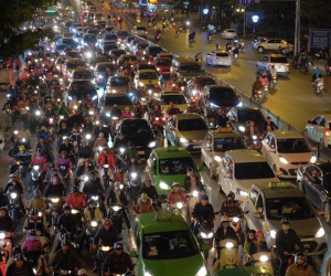 Ùn tắc nghiêm trọng khu vực đường Tây Sơn do hàng nghìn người tràn ra đường dự lễ cầu an ở chùa Phúc Khánh