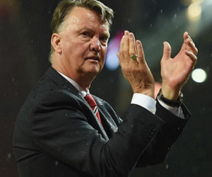 Van Gaal chê Man Utd ham tiền