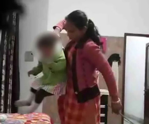 Video: Camera phát giác người giúp việc đánh đập bé gái tuổi rưỡi