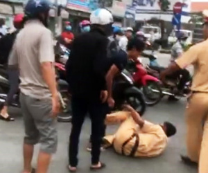 3 anh em xô ngã, đánh cảnh sát giao thông bị khống chế