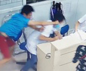 Bệnh nhân đánh cán bộ y tế đang mang thai vì phải đi lòng vòng làm thủ tục