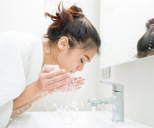 Bí quyết để 8 tiếng văn phòng không là 'thủ phạm' cho làn da sạm đen nổi mụn của bạn