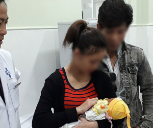 Cô gái 23 tuổi đến nhận lại con sau 10 ngày bỏ rơi tại bệnh viện ngày Tết