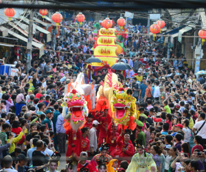 Hội Tết Nguyên tiêu rầm rộ trên đường phố Sài Gòn