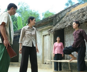 Lùm xùm phim 'Thương nhớ ở ai': Trà My thiếu chuyên nghiệp và còn hỗn láo nữa!