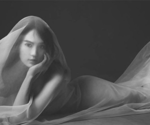 Ngọc Trinh toan tính gì sau những bức ảnh nude?