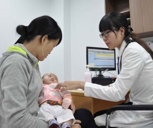 Phiền hà quy định phải mang CMND khi đưa trẻ đi khám bệnh