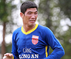 Thủ môn quay lưng cho đối thủ ghi bàn xin giảm án để dự V-League