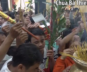 Video: Hàng nghìn người chen lấn cầu an ở chùa Bà Bình Dương