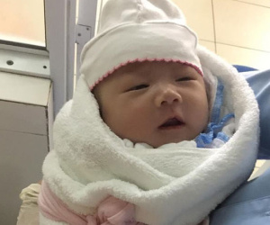 Hà Nội: Truy tìm người đàn ông 30 tuổi đem bé gái sơ sinh đến bệnh viện nhờ người trông rồi bỏ đi
