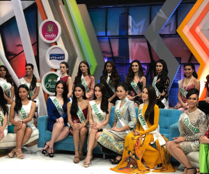 Hương Giang diện áo dài, ngồi nổi bật ở vị trí trung tâm trong buổi ghi hình cho truyền hình Thái Lan