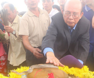 'Rắn thần' chết, người dân lấy tro cốt tiếp tục cúng bái và ngăn cản chính quyền tháo rạp