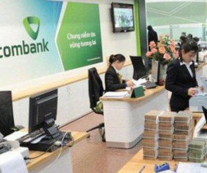 Sau khi Vietcombank tăng phí dịch vụ, nhiều ngân hàng khác 'tranh thủ' miễn phí để hút khách
