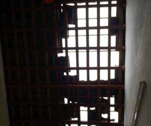 TT-Huế: Lốc xoáy bất ngờ quét qua 2 xã khiến nhiều nhà dân tốc mái