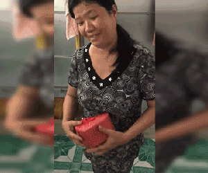 Người mẹ 'đứng hình' vì cọc tiền trong hộp quà 8/3 con gái tặng