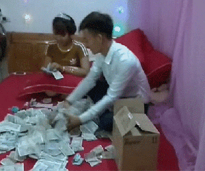 Xa rồi cái thời đám cưới tặng nhau chỉ vàng, đã là bạn thân phải tặng 1,4kg tiền lẻ thế này mới 'sang'