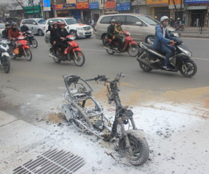 Chiếc xe máy bốc cháy ngùn ngụt, chủ phương tiện vẫn liều mình mở cốp lấy đồ