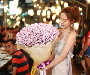 Chồng tặng 50 triệu làm quà sinh nhật, còn thuê quấn thành bó hoa tốn 1,5 triệu tiền công, cô vợ xót tiền, chị em tranh cãi