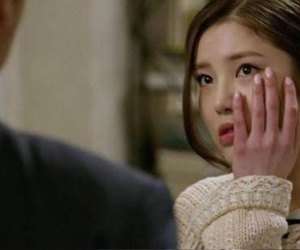 Đứng ngoài nghe lén thấy tôi kể xấu mẹ, chồng lao vào tát chảy máu mồm