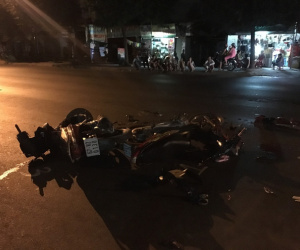 Hai xe máy tông nhau nát bét trong đêm, 4 người nguy kịch